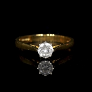 Antiguo anillo solitario de oro amarillo con diamante