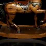 Caballo balancín de madera, s. XX