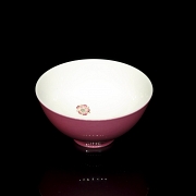 Cuenco de porcelana con esmalte rosa 
