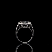 Anillo con zafiro y diamantes en oro blanco de 18k