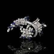 Broche con zafiros y diamantes en oro blanco de 18 kt