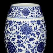 Jarrón azul y blanco con forma de barril 
