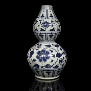 Polychrome ceramic ‘Peonies’ Hulu vase, Yuan style