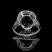 Anillo con zafiro y diamantes en oro blanco de 18k