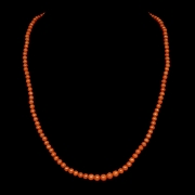 Collar con pequeñas cuentas de coral