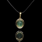 Colgante con esmeralda en oro amarillo de 18k y diamantes