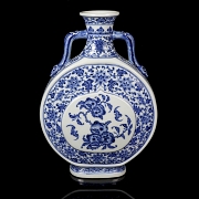 Blue and white porcelain ‘Bianhu’ vase, with Qianglong mark