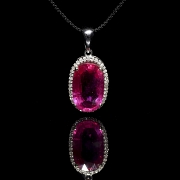 Colgante en oro blanco de 18k con rubí y diamantes