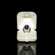 Sortija de oro blanco de 18k con brillantes y zafiro