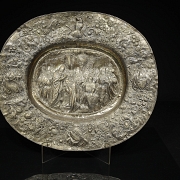 Bandeja de estilo historicista en plata repujada, s. XIX–XX