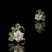 Pendientes de oro amarillo de 18k con esmeraldas y brillantes