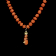 Collar de oro amarillo y coral