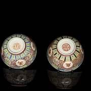 Pareja de cuencos policromados familia rosa, s.XX - 5