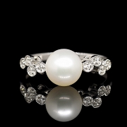Anillo en oro blanco de 18K con perla y diamantes