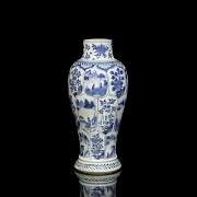 Jarrón de porcelana azul y blanco