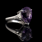 Anillo de oro blanco 18k con amatista y diamantes