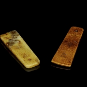 一对雕刻石坠饰，题为《书法》，20世纪 - 5