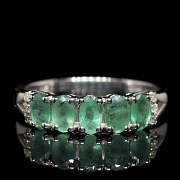 Anillo en oro blanco de 18k con esmeralda y diamantes