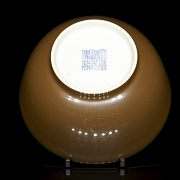 Brown-glazed porcelain bowl, with Daoguang seal - 2