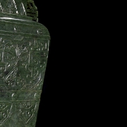 Pareja de jarrones de jade verde espinaca, con sello Qianlong