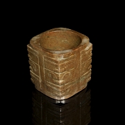 Cong de jade tallado 
