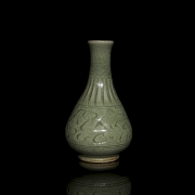 Celadon porcelain vase ‘Engraved flowers’, Song style - 2