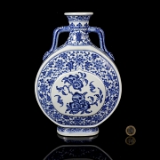 Blue and white porcelain ‘Bianhu’ vase, with Qianglong mark