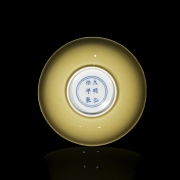 Taza de porcelana con esmalte amarillo, dinastía Ming