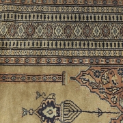 Alfombra oriental pakistaní de Cachemira, ca. 1983