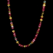 Collar con cuentas de gemas de colores