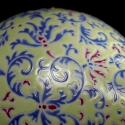 Jarrón de porcelana con esmalte familia rosa 