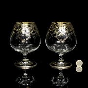 两只饰有金丝细工的干邑酒杯，20世纪