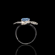 Anillo en oro blanco de 18 kt con topacio y diamantes