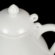 Porcelain teapot with white glaze, Qing dynasty