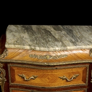 Chiffonier estilo Luis XV de madera y mármol, med. s.XX