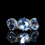 Conjunto de anillo y pendientes en oro blanco de 18k con topacios