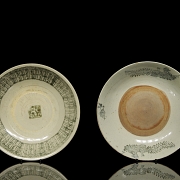 Dos grandes platos de cerámica esmaltada