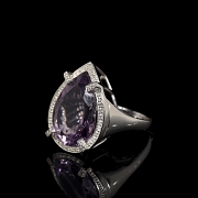 Anillo en oro blanco de 18 kt con una amatista y diamantes