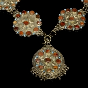 Cinturón de metal repujado con piedras engastadas, s.XX