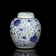 Blue and white glazed porcelain Tibor ‘Chrysanthemums’, 20th century - 1
