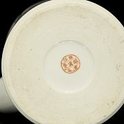 Juego de té de porcelana esmaltada con cesto de mimbre, s.XX