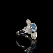 Anillo en oro blanco de 18 kt con topacio y diamantes
