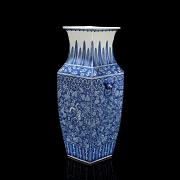 Blue and white porcelain fangpin vase, ‘Flowers’, Qing dynasty