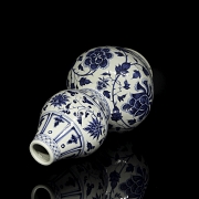 Polychrome ceramic ‘Peonies’ Hulu vase, Yuan style