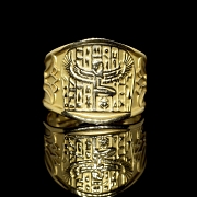 Anillo de oro amarillo de 18k con relieves egipcios
