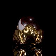 Colgante de jade blanco con montura de metal dorado, dinastía Qing