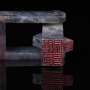 Sello triple de jade tallado y articulado, dinastía Qing