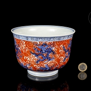Glazed porcelain bowl “Dragons,” with Xuande seal