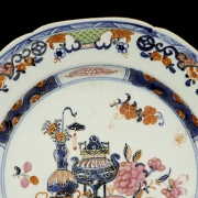 Imari-style porcelain dish ‘Auspicious Emblems’, Qing dynasty - 3