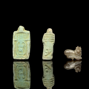 Tres pequeñas figuras talladas, estilo Egipcio